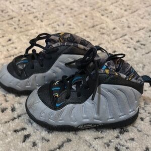 Nike Toddler Foamposite Black and Gray Shoes sz 5
